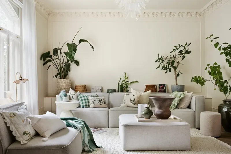 Stue med sofa og dekor