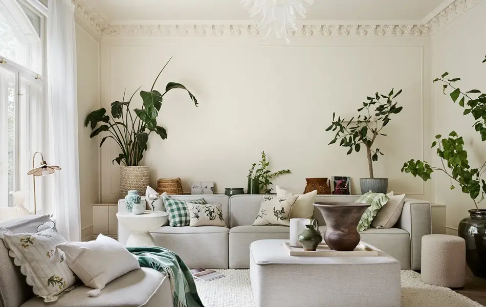 Stue med sofa og dekor