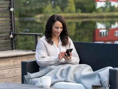 dame som ser kundeklubbtilbud