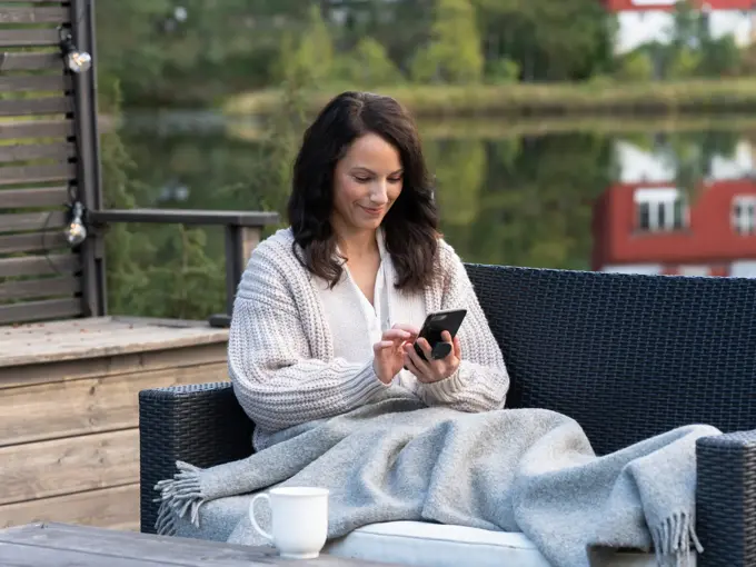 dame som ser kundeklubbtilbud