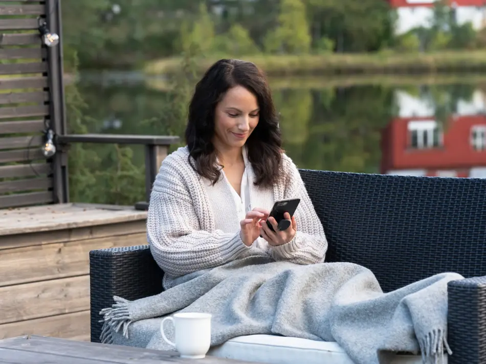 dame som ser kundeklubbtilbud