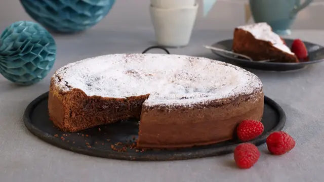 Mislykket sjokoladekake på et fat