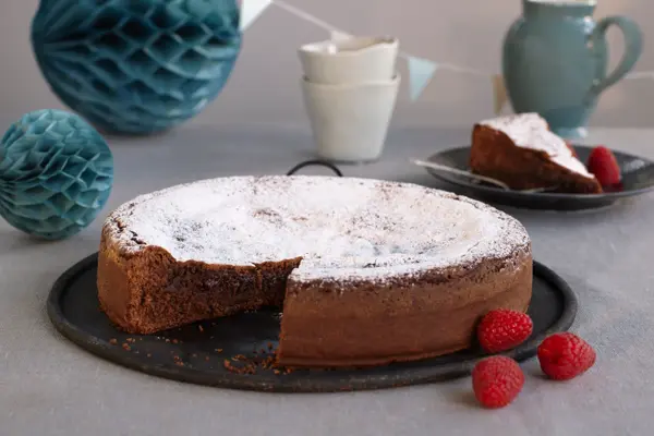 Mislykket sjokoladekake på et fat