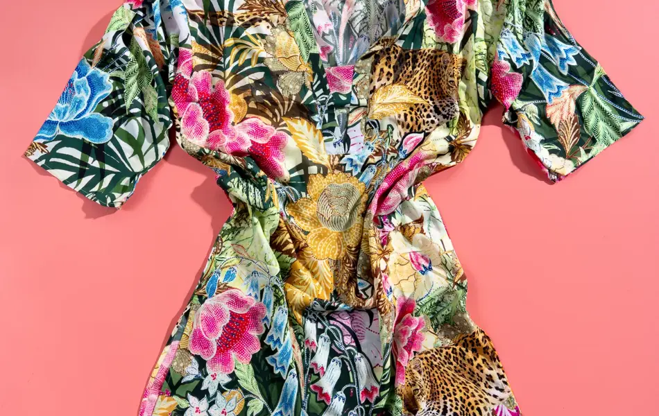 Blå og mønstret tunika på rosa bakgrunn