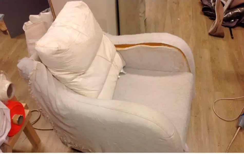 Førbilde av stol som skal trekkes om, alt trekk er borte. Stol ferdig trukket om i mørk brunt stoff.