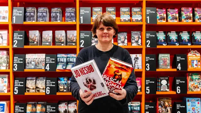 Person som holder bøker