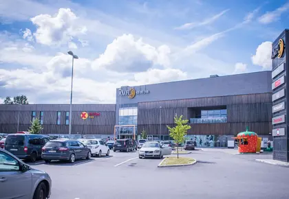 Fasadebilde av AMFI Eidsvoll med biler parkert ved inngangen