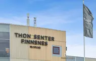 Thon Senter Finnsnes fasade, toppen av senteret med logo.