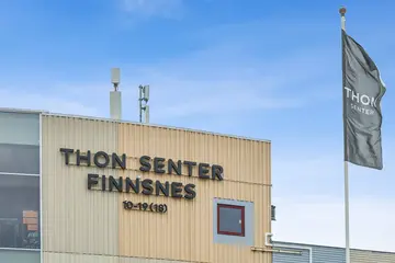 Thon Senter Finnsnes fasade, toppen av senteret med logo.
