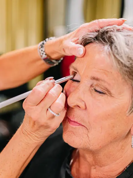 Eldre dame med makeup og makeup artist