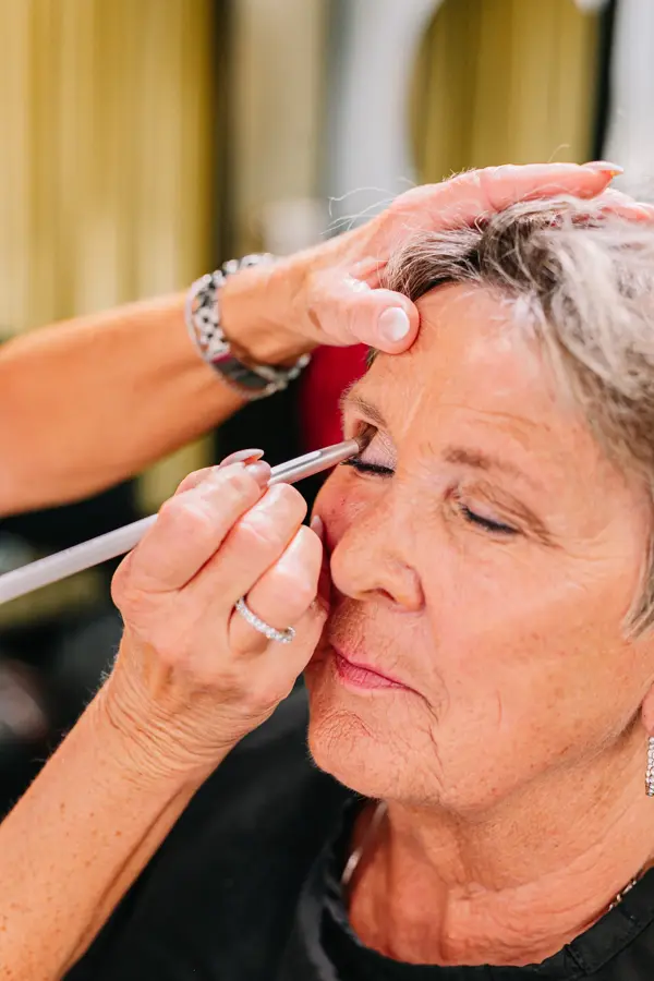 Eldre dame med makeup og makeup artist