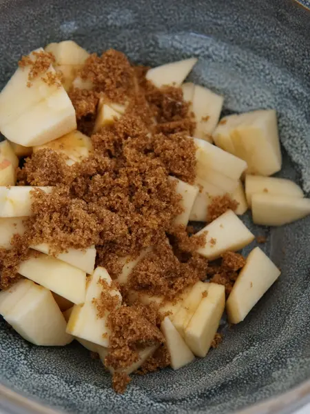 Bolle med eplebiter og brunt sukker