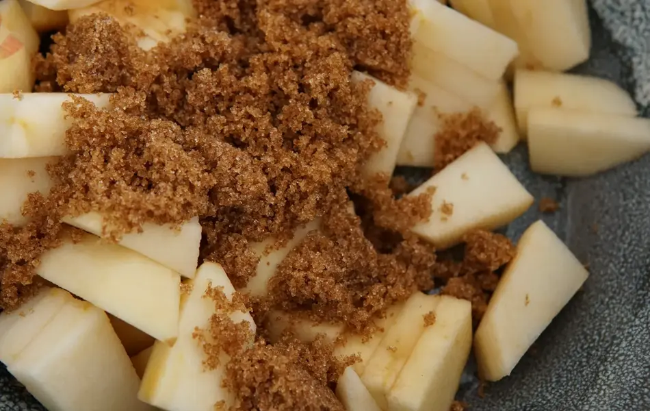 Bolle med eplebiter og brunt sukker