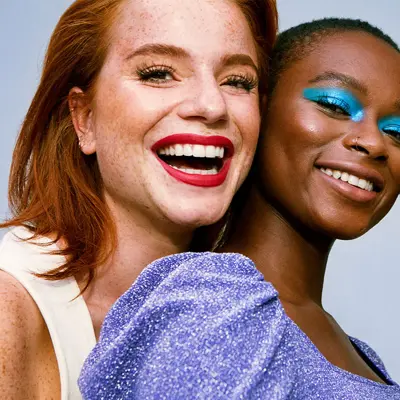 tre smilende damer med sminke