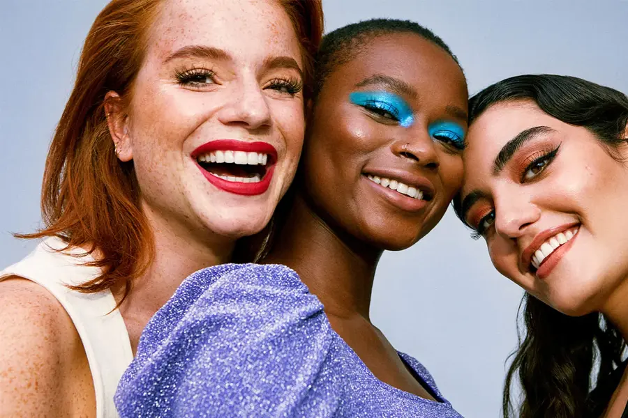 tre smilende damer med sminke