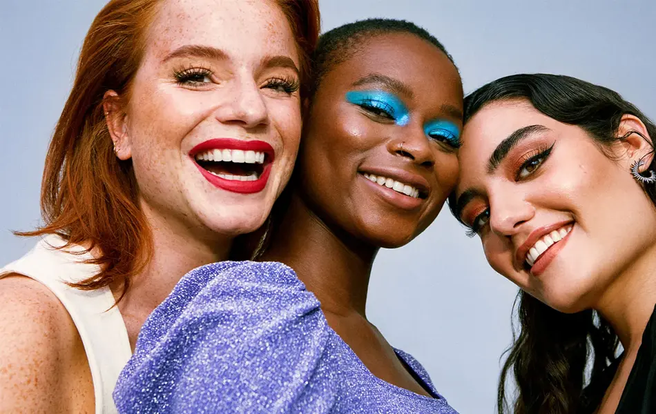 tre smilende damer med sminke