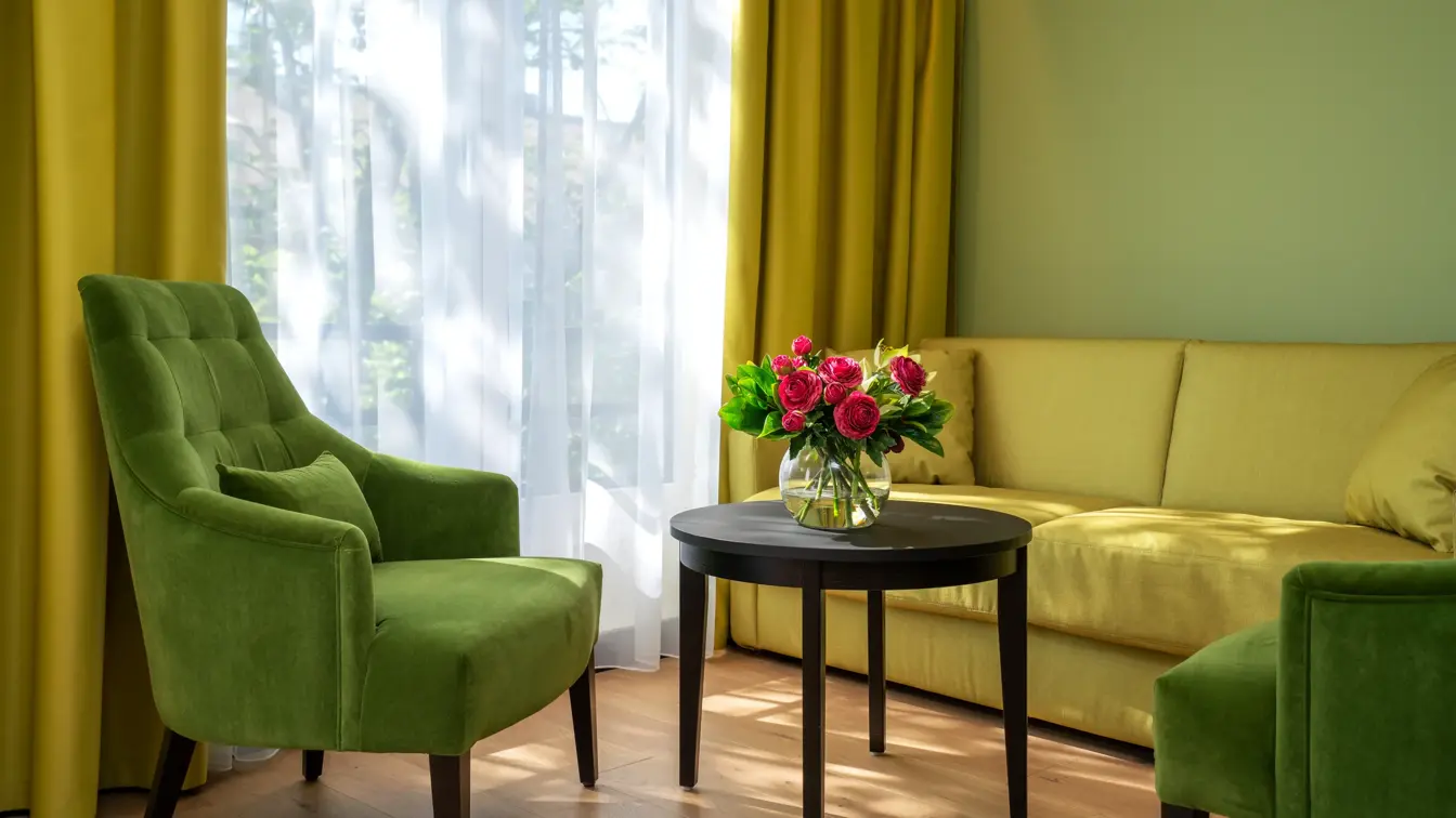 Gul og grønn fargerik sittegruppe med sofa og stoler i business rom på Thon Hotel Gyldenløve i Oslo