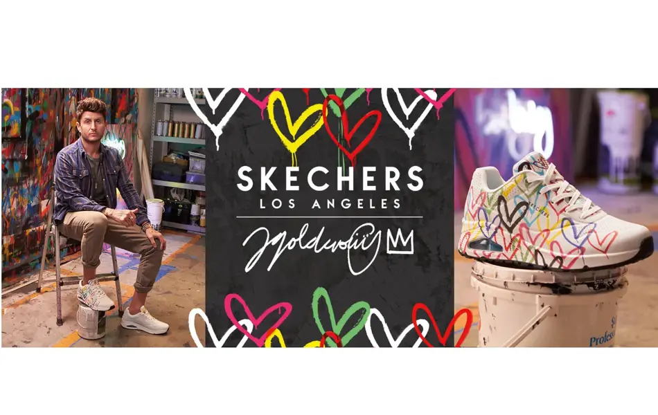 inspirasjonsbilde sittende mann med mørkt hår og joggesko og en sko med fargerikt mønster