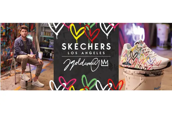 inspirasjonsbilde sittende mann med mørkt hår og joggesko og en sko med fargerikt mønster