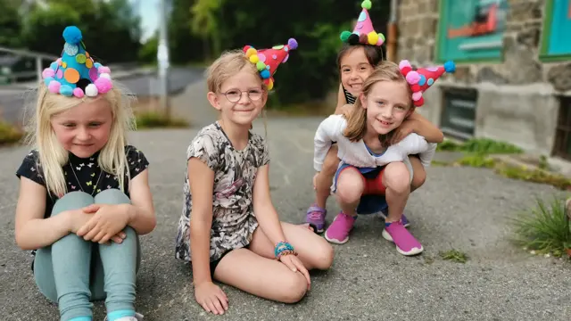 Fire barn i fargerike hatter