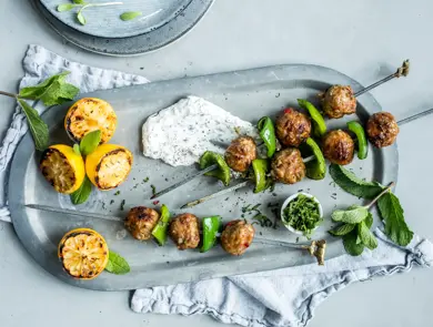 Grillspyd med kjøttboller og grønn paprika på et sølvfat