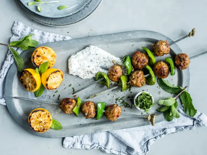 Grillspyd med kjøttboller og grønn paprika på et sølvfat