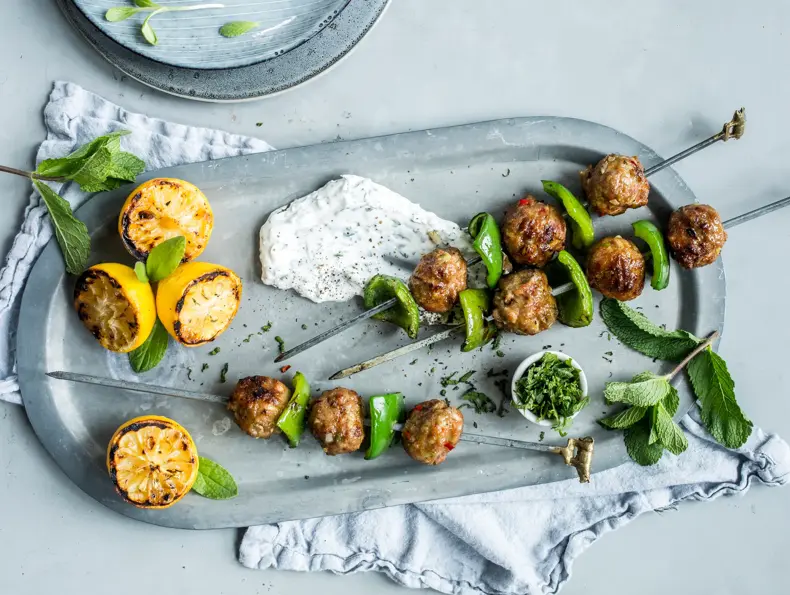 Grillspyd med kjøttboller og grønn paprika på et sølvfat