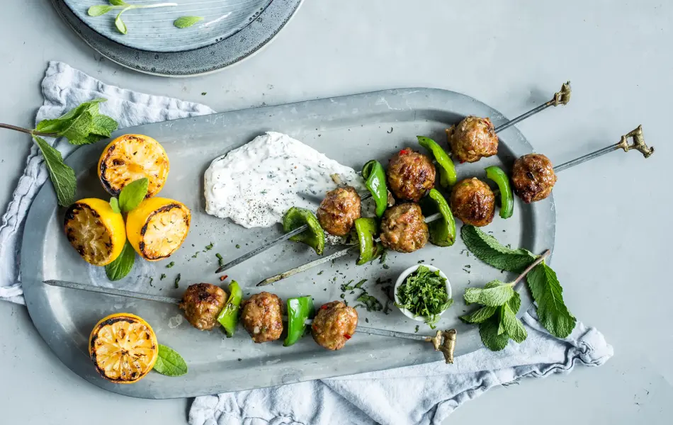 Grillspyd med kjøttboller og grønn paprika på et sølvfat