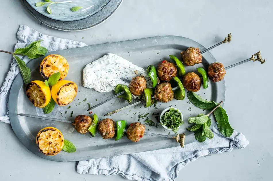 Grillspyd med kjøttboller og grønn paprika på et sølvfat