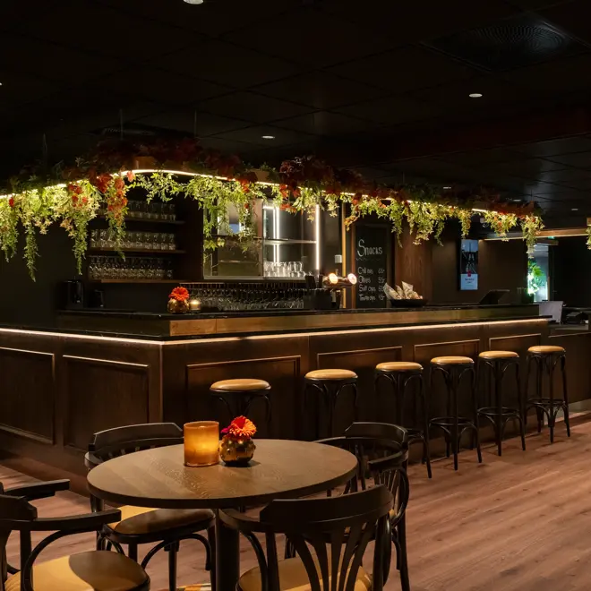 Lobbybar med barstoler og sitteplasser rundt i lokalet.