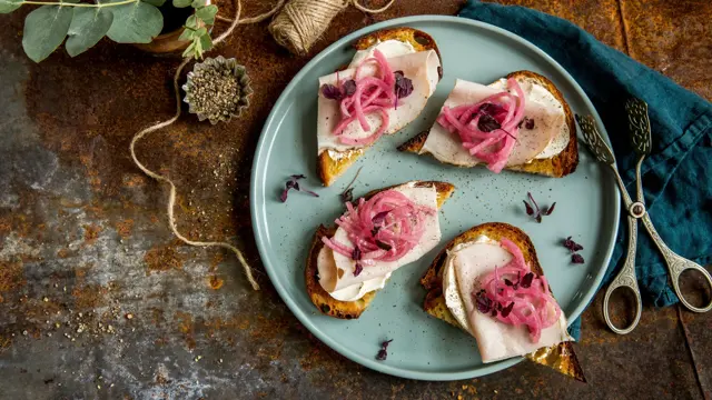 bord sett ovenfra med bruscetta med juleåplegg