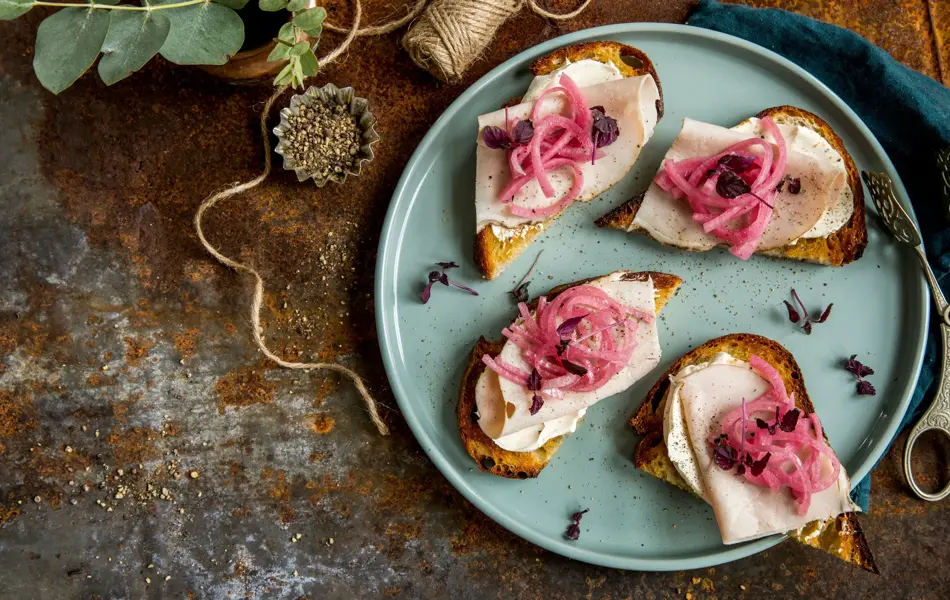 bord sett ovenfra med bruscetta med juleåplegg