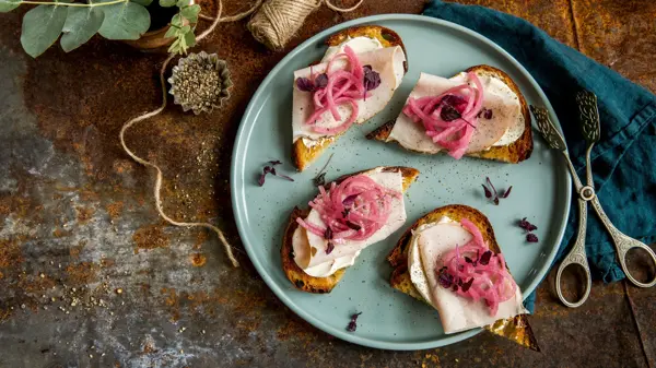 bord sett ovenfra med bruscetta med juleåplegg