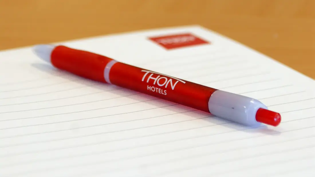 Notatblokk, penn og drops i konferanserom på Thon Hotel Skeikampen