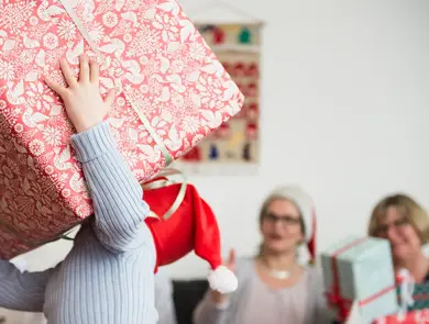 Liten gutt henter stor pakke