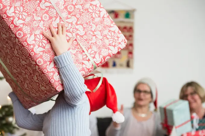 Liten gutt henter stor pakke