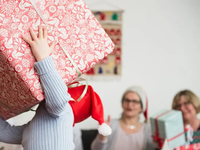 Liten gutt henter stor pakke