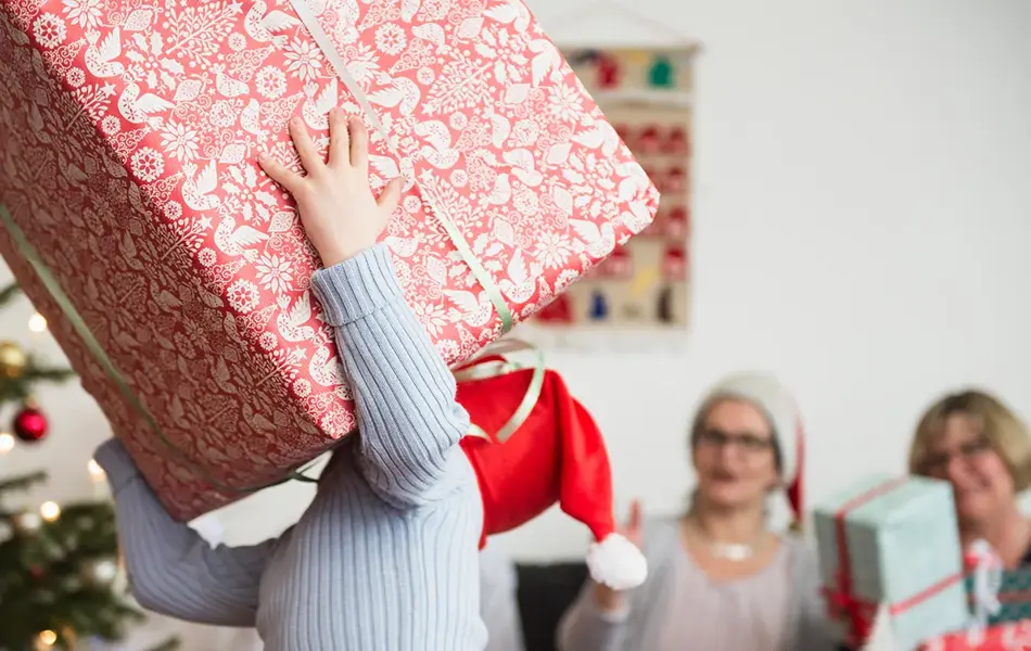 Liten gutt henter stor pakke