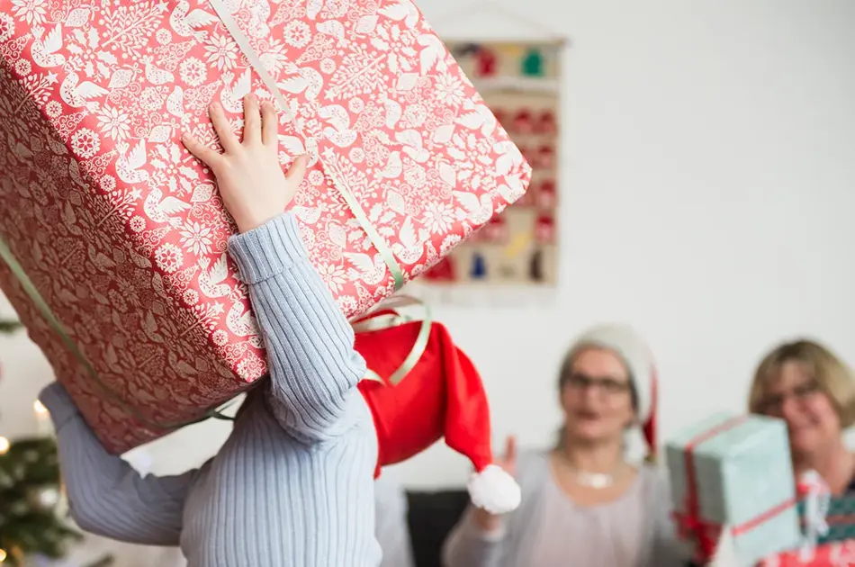 Liten gutt henter stor pakke