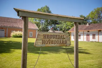 Bilde av skiltet til Heggedal Hovedgård