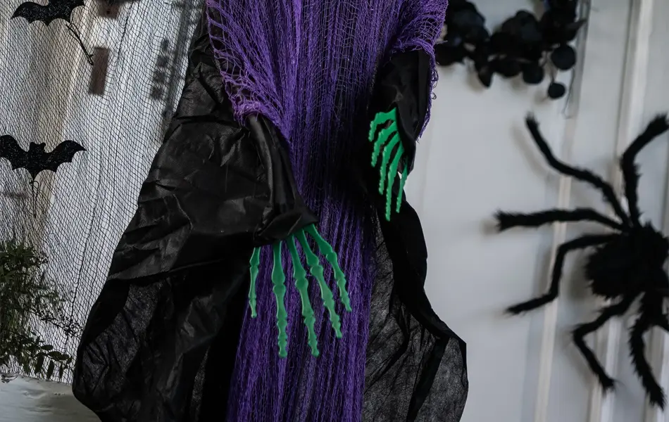 Heks pynt som henger på en stolpe