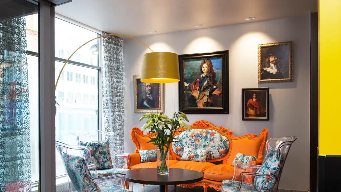Sittgruppe med oransje sofa i resepsjonen på Thon Hotel Gyldenløve