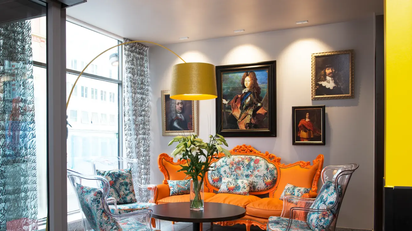 Sittgruppe med oransje sofa i resepsjonen på Thon Hotel Gyldenløve