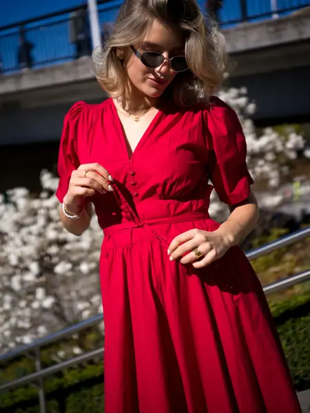 Rød kjole Swah 2599 Smykke og øredobber Gina Tricot 179 pr stk Solbriller Gina Tricot 180 Fat Kid 599-4