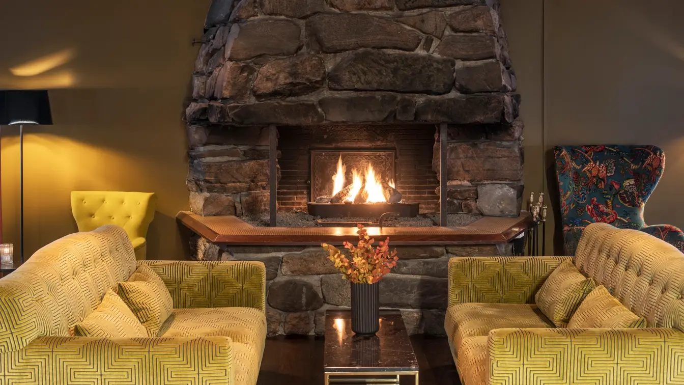 Sofa foran peis i lobby på Thon Hotel Orion i Bergen Sentrum