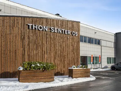 Fasadebilde av Thon Senter Os.