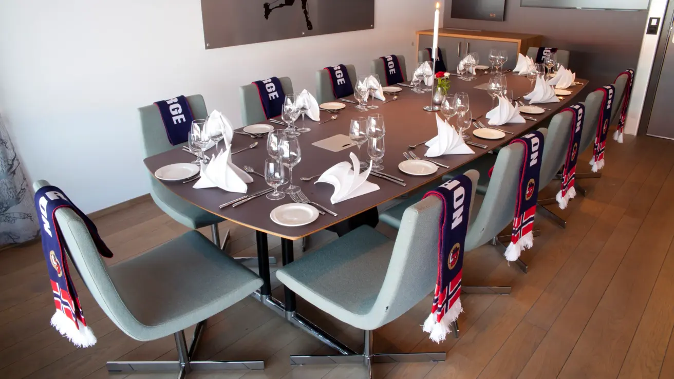 Vinduslosje møterom med dekket bord på Thon Hotel Ullevål Stadion i Oslo