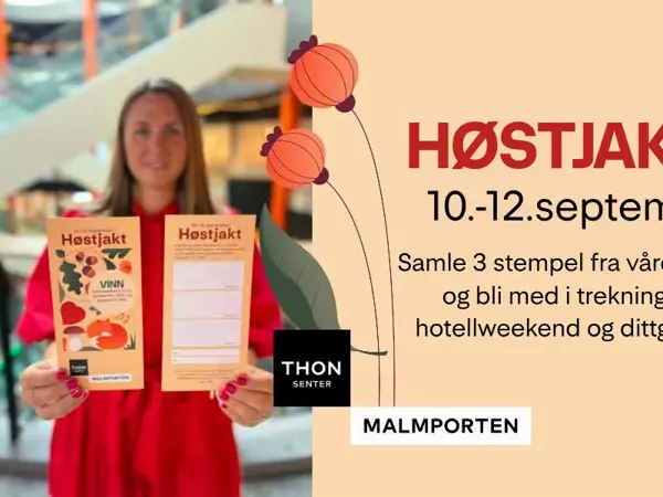 dame med stempelkort i hånda