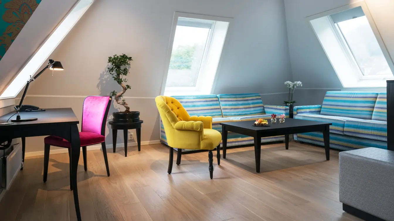 Sittegrupp og pult på juniorsuite på Thon Hotels Rosenkrantz Bergen 