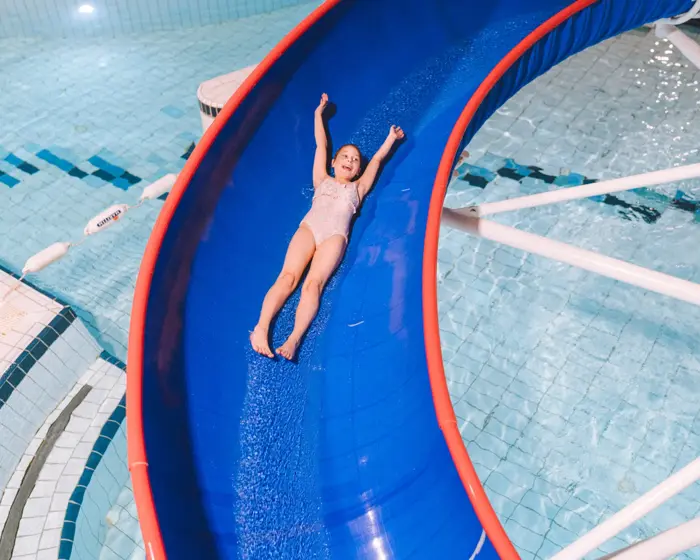 jente i sklie på badeland